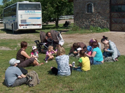 Ostatnia w tym przedszkolnym roku wycieczka Radosnych Maluchów na koniki.