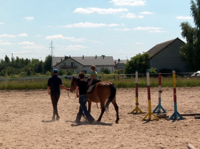 Ostatnia w tym przedszkolnym roku wycieczka Radosnych Maluchów na koniki.