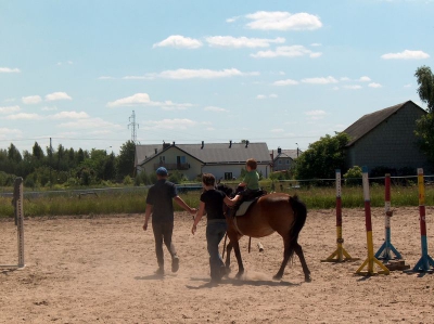 Ostatnia w tym przedszkolnym roku wycieczka Radosnych Maluchów na koniki.