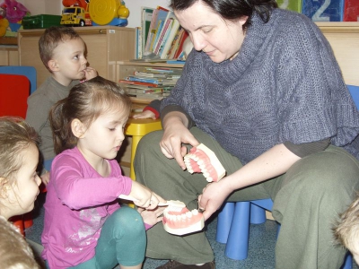 Pani Stomatolog u Radosnych Maluchów