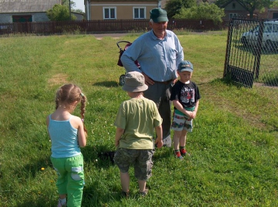 Radosne Maluchy na wycieczce do mini zoo.