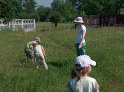 Radosne Maluchy na wycieczce do mini zoo.