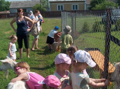 Radosne Maluchy na wycieczce do mini zoo.