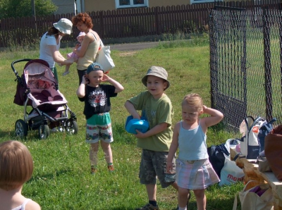 Radosne Maluchy na wycieczce do mini zoo.