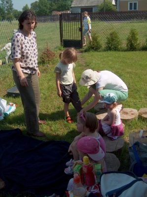 Radosne Maluchy na wycieczce do mini zoo.